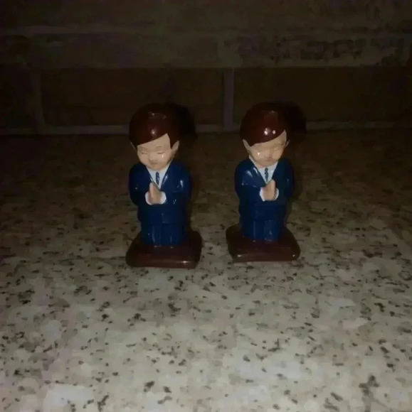 Vintage (2) Praying Men Wearing Suit & Tie Figurines Made In Korea - Picture 1 of 6